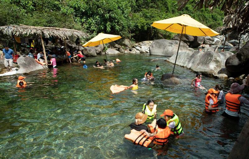 tắm suối khoáng Đà Nẵng 